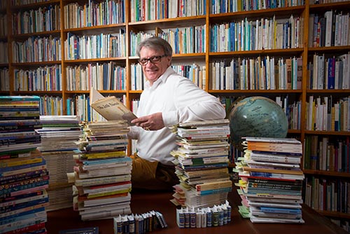 Jean-Marc Probst en medio de su colección de libros del Principito en Lausana, Suiza