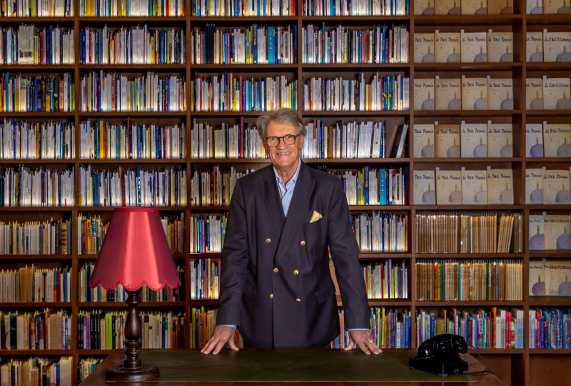 Jean-Marc Probst inmitten seiner Kleinen Prinzen Buchsammlung in Lausanne, Schweiz
